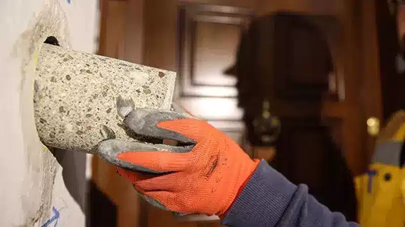 Test için alınmış silindir şeklinde beton numunesi